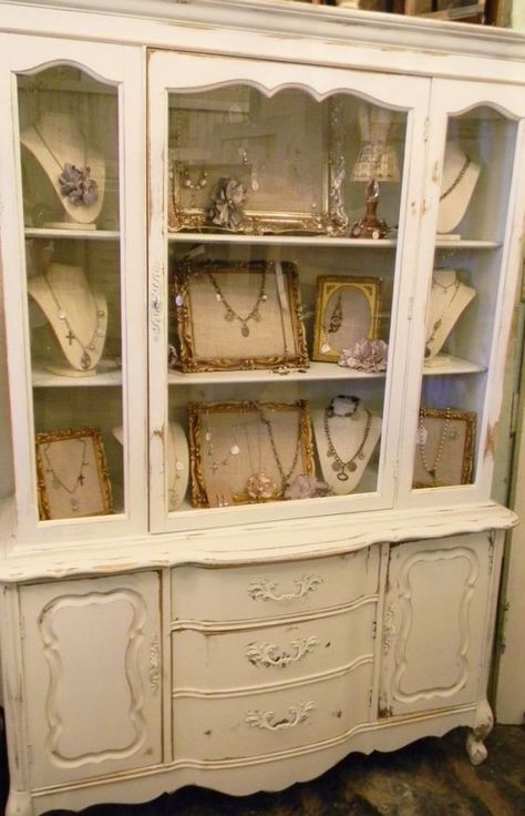 Armoire Diy, Creative Jewelry Displays, Jewerly Display, Jewerly Displays, Vintage Jewelry Ideas, Boutique Display, Jewelry Display Case, Diy Jewelry Display, Retail Jewelry