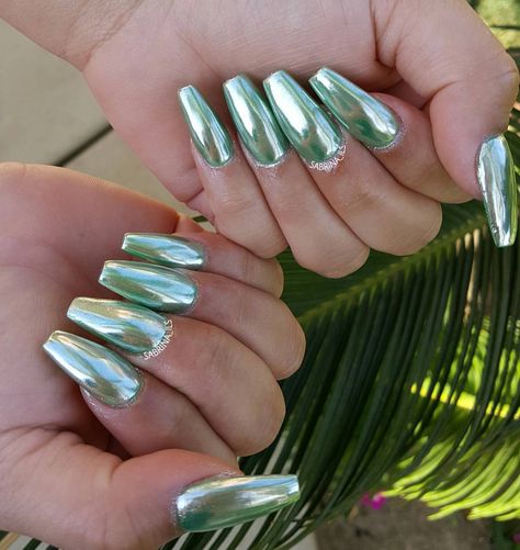 483 Likes, 10 Comments - SPECIALIZING IN SCULPTURED 💅🏼 (@sabrina_ils) on Instagram: “Mint green chrome nails! So bomb! 💚💚💚 Chrome powder from @oceannailsupply ___…” Mint Chrome Nails, Green Chrome Nails, Metallic Nails Design, Gold Chrome Nails, Mint Green Nails, Chrome Nail Polish, Mint Nails, Green Acrylic Nails, Chrome Nail Art