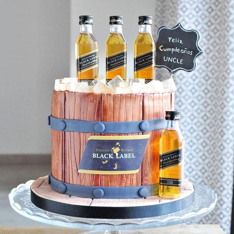 Johnny Walker Cake, Johnnie Walker Birthday, Black Label Cake, Beer Themed Cake, Alcohol Birthday Cake, Jack Daniels Cake, Husband Birthday Parties, Moana Birthday Cake, Johnnie Walker Black Label