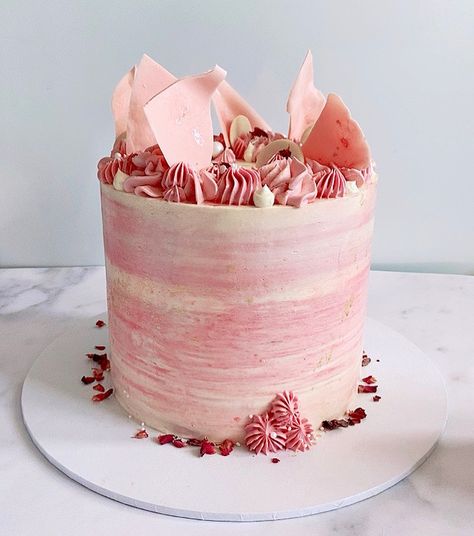 Vanilla sponge cake, pink and white marbled buttercream and pink chocolate shards Pink Marble Cake Buttercream, Pink And White Marble Cake, Pink Ombre Cake Birthday, Pink Chocolate Cake, Pink And White Birthday Cake, Ombré Cakes, Cake Pink And White, Marbled Buttercream