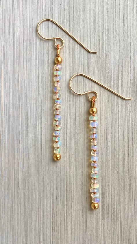 Silk Earrings Handmade, Diy Dainty Earrings, Dainty Beaded Earrings, Beads Earrings Handmade, Diy Earring Inspiration, Handmade Beaded Earrings Ideas, Cute Diy Earrings Ideas, Glass Bead Jewelry Ideas, Easy Beaded Earrings Diy