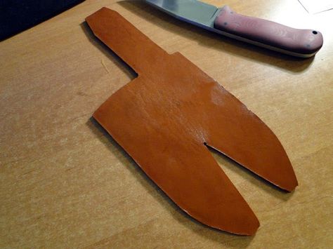 Diy Leather Knife Sheath, Diy Leather Sheath, Leather Knife Sheath Pattern, Knife Holster, Leather Tooling Patterns, Handcrafted Knife, Leather Craft Projects, Kydex Sheath, Army Knife