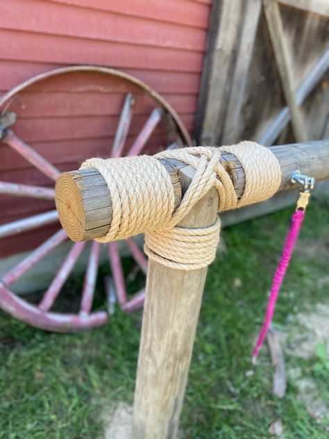 Love the look of this wrapped hitching post! Diy Hitching Post, Horse Hitching Post, Hitching Post Landscaping, Horse Tie Up Area, Horse Hitching Post Ideas, Hitching Post Ideas, Horse Tie Post, Hitching Post For Horses, Western Outdoor Decor