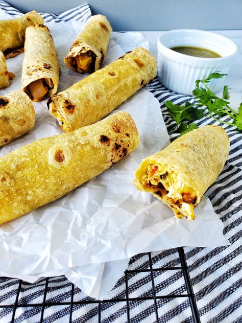 At times where I know I am going to be busy, I like to make a big batch of breakfasts that I can freeze and grab on-the-go. Breakfast taquitos are great for this because they make a huge batch and I can reheat them with little effort. These taquitos are also easy for a student to prepare and save for a quick breakfast or snack between classes. They are also great because they sneak in veggies for any picky eaters! https://www.scrambledandscrumptious.com/recipes/turkey-breakfast-taquitos Ground Turkey Breakfast, Turkey Taquitos, Taquito Recipe, Sneak In Veggies, Breakfasts On The Go, Breakfast Taquitos, Quick Breakfasts, Mini Breakfast, Turkey Breakfast