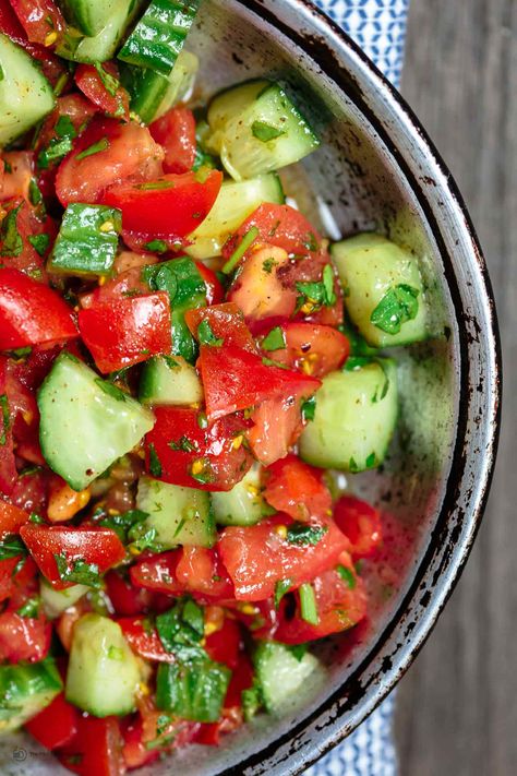 An all-star Mediterranean salad recipe! A quick, refreshing, and delicious salad with fresh parsley and a light lemony dressing! This simple Mediterranean salad, we call Salata, is a staple of the Eastern Mediterranean kitchen. It is as Mediterranean Salad Recipe, Wellness Nutrition, The Mediterranean Dish, Mediterranean Diet Plan, Cucumber Tomato Salad, Diner Recept, Mediterranean Salad, Cucumber Recipes, Mediterranean Cuisine