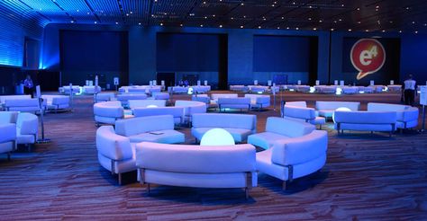 Conference Lounge Design, Event Lounge Design, Conference Ideas, Corporate Event Design, Event Tech, Corporate Meeting, Planning App, Lounge Style, Sofa Seating