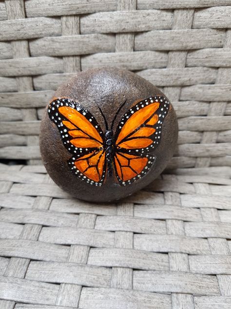 Diy Painted Rocks, Butterfly Ideas, Animals Butterfly, Rock Painting Tutorial, Painted Rock Animals, Painted Rocks Kids, Posca Art, Painted Rocks Craft, Painted Rocks Diy