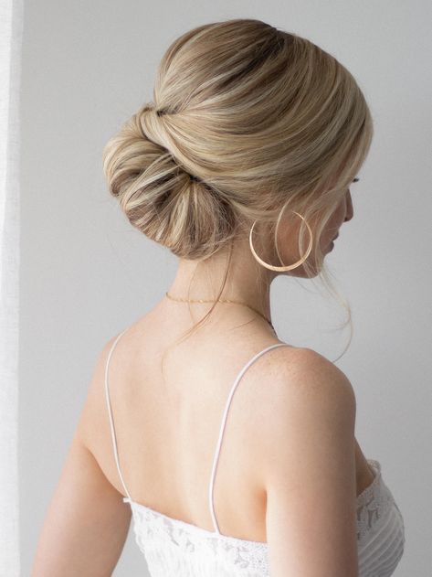 EASY UPDO FOR SHORT HAIR, THE PERFECT WEDDING HAIRSTYLE www.alexgaboury.com Alex Gaboury, Chignon Simple, Simple Updo, Easy Updo, Easy Updo Hairstyles, Updo Tutorial, Sleek Updo, Up Dos For Medium Hair, Bridal Hairstyle