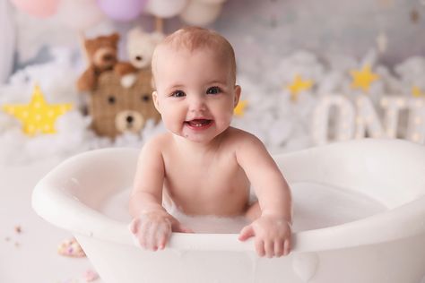 Hot air balloon cake smash, anyone? 🎈🍰 This photoshoot was pure magic! This little star was so delicate with the cake, but couldn't resist splashing in the tub afterwards. 💦🛁 Book your cake smash session today and let's capture these precious moments together! #HotAirBalloonCakeSmash #CakeSmashFun #AdorableSplashes Hot Air Balloon Cake Smash, Balloon Cake Smash, Hot Air Balloon Cake, Balloon Cake, Hot Air Balloon, Precious Moments, Cake Smash, Air Balloon, Hot Air