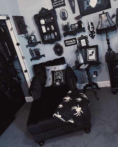 Halloween Bedroom Aesthetic, Vampire Room, Halloween Decorations Ideas, Gothic Decor Bedroom, Halloween Bedroom Decor, Goth Bedroom, Travel Humor Quotes, Gothic Room, Gothic Bedroom