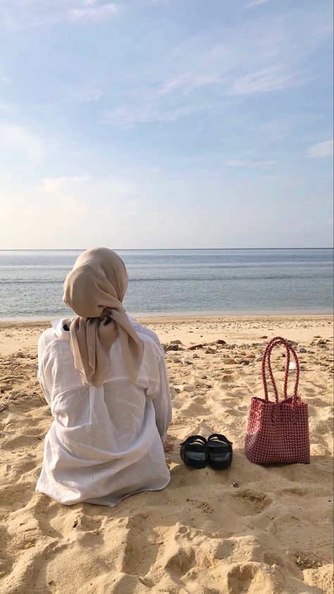 Beach Poses Hijab, Pose Foto Di Pantai Hijab, Ootd Beach, Ootd Poses, Beach Instagram Pictures, Beach Ootd, Fits Aesthetic, Aesthetic Couple, Beach Pictures Poses