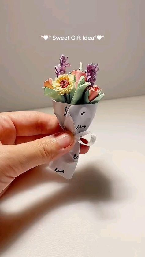 Hadiah Diy, मेहंदी डिजाइन, Gubahan Bunga, Diy Birthday Gifts For Friends, Diy Gift Set, Seni Dan Kraf, Paper Bouquet, Easy Paper Crafts Diy, Kraf Diy