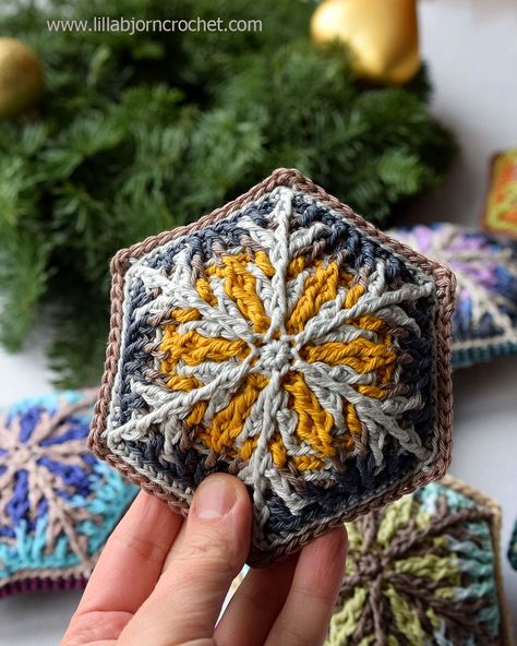 Not a Christmas CAL. Week 3: Snowflake Garland | LillaBjörn's Crochet World Crochet Brioche, Overlay Mosaic Crochet, Christmas Mystery, Snowflake Garland, Festive Decoration, Crochet Decoration, Mini Skein, Crochet World, Mug Wrap