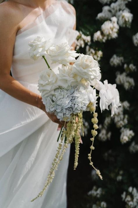 Unusual Wedding Bouquets, Portugal Wedding Venues, Modern Bridal Bouquets, Riviera Maya Weddings, Unusual Wedding, Wedding Options, Unusual Weddings, Portugal Wedding, Modern Flower Arrangements