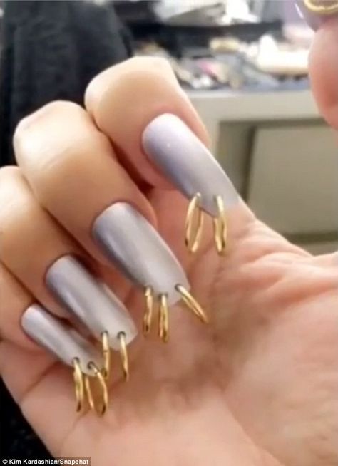 Kim Kardashian tries out the pierced nails trend again Daily ... Pierced Nails, Kim Kardashian Nails, Nails 2017 Trends, Kardashian Nails, Kim Kardashian Wedding, Nail Piercing, Mode Rihanna, Gray Nails, Fake Piercing