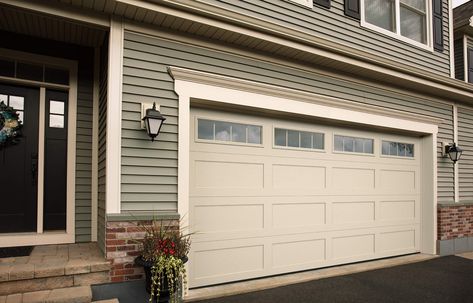 Garaga Standard+ Shaker XL Desert Sand - 16' x 8' - 4 vertical lites Orion windows  Garaga Standard+ Shaker XL Sable - 16' x 8' - Fenêtres orion 4 rectangles Modern Garage Doors, Garage Door Types, Garage Door Makeover, Walnut Doors, Modern Garage, Door Inspiration, Garage Door Repair, Door Repair, Colonial Williamsburg