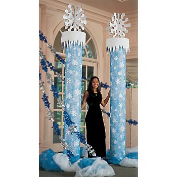 Winter Wonderland Float Ideas, Snowball Decorations, Winter Wonderland Party Theme, Frozen Birthday Party Decorations, Christmas Parade Floats, Frozen Decorations, Frozen Party Decorations, Christmas Door Decorating Contest, Winter Wonderland Decorations