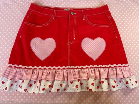 Headphones Crochet, Grunge Mini Skirt, Coquette Outfit Ideas, Red Denim Skirt, Heart Skirt, Lace Up Shirt, Cute Headphones, Coquette Outfit, Girl Grunge