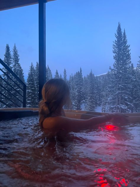 Hottub Snow Pics, Hot Tub Winter Pics, Hot Tub Mountain View, Colorado Trip Aesthetic, Colorado Instagram Story, Winter Hot Tub Pictures, Winter Jacuzzi, Colorado Springs Winter, Winter Cozy Aesthetic