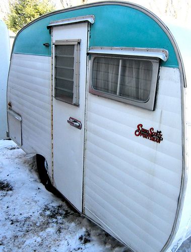 Serro Scotty Sportsman Door Glamping Camper, Scotty Camper, Travel Trailer Accessories, Serro Scotty, Tiny Trailers, Travel Trailer Camping, Retro Camping, Cool Campers, Retro Campers