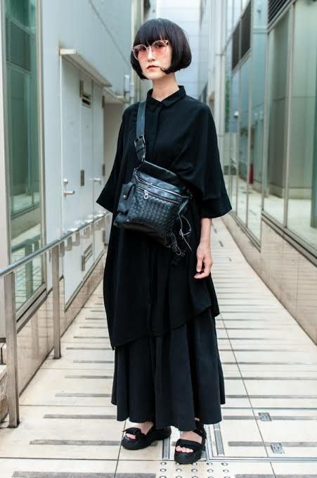 Dark Japanese Street Fashion, Alternative Japanese Fashion, Office Goth Outfits, Executive Goth, Japan Street Style Women, Minimal Goth, Tokyo Outfits, Edgy Work Outfits, Street Fashion Photoshoot