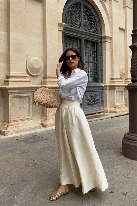 Sézane lover @marvaldel wears a white shirt, the maxi Sophie skirt in beige, the woven raffia Isabelle bag, with the Natacha gold sandals. We love this spring outfit, these neutral tones work so well together and this is such a great way to style a maxi skirt for spring. Such a timeless and elegant look for the season. We love! Riviera Chic Outfit, Southern France Fashion, Style A Maxi Skirt, Low Sandals, Elegante Y Chic, Ladylike Style, Long Skirt Outfits, Stylish Summer Outfits, Romantic Outfit