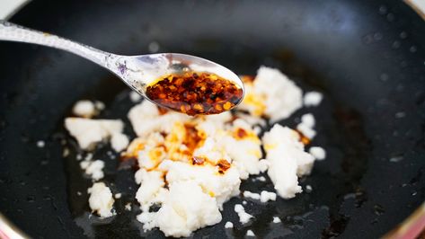 how to make feta fried eggs: feta in pan with chili oil Crispy Feta, Eggs Feta, Feta Eggs, Fried Egg Recipes, Easy Breakfast Dishes, Pesto Eggs, Feta Recipe, Feta Recipes, Feta Pasta