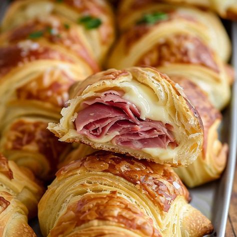 Crescent Roll Recipes Appetizers, Classic Reuben Sandwich, Reuben Recipe, Crescent Bake, Crescent Recipes, Corned Beef Recipes, Reuben Sandwich, Crescent Roll Recipes, Crescent Roll Dough