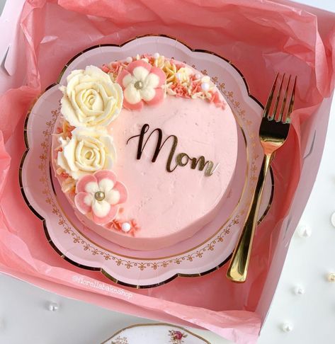 Mother's Day Lunch Box Cakes by @fiorellabakeshop Mother's Day Cake Ideas, Lunch Box Cakes, Mother Birthday Cake, Lunch Box Cake, Edible Flowers Cake, Box Cakes, Mothers Day Desserts, Birthday Cake For Mom, Mothers Day Cupcakes