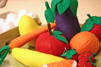 DIY fabric vegetables Pretend Play Food, Felt Play Food, Halloween Pins, Personalized Banners, Felt Pattern, Felt Food, Felt Decorations, Play Food, Montessori Toys