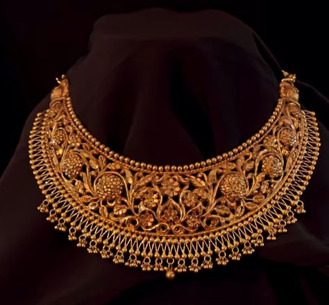 Bride Wearing Gold Jewelry, Big Dollars For Gold Chain, Bengali Choker Necklace, Bengali Necklace Designs, Gold Haar Design, Nath Design, Bengali Jewellery, Bridal Things, Juliet Rose