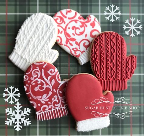 Mitten Cookies, Christmas Sugar Cookies Decorated, Cute Christmas Cookies, Royal Iced Cookies, Sugar Cookie Royal Icing, Sugar Cookie Icing, Winter Cookie, Decorating Cookies, Sugar Cookie Designs