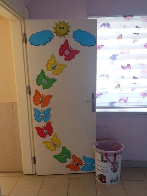 Preschool Door Decorations, Classroom Door Decorating, Preschool Decor, Crafts For Kids Paper, Fall Classroom Decorations, School Kids Crafts, Diy Classroom Decorations, School Door Decorations, Preschool Classroom Decor