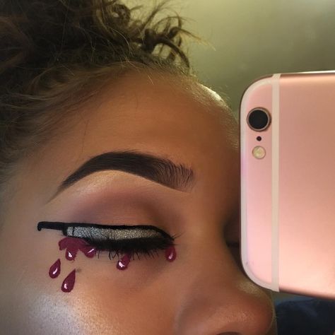 Knife Eyeliner Halloween Makeup - Knifeliner Ideas Knife Eyeliner, Normal Eyeliner, Face Goals, Goth Eye Makeup, Slay Makeup, Eyeliner Ideas, Eyeshadow Ideas, Halloween Makeup Scary, Makeup Is Life