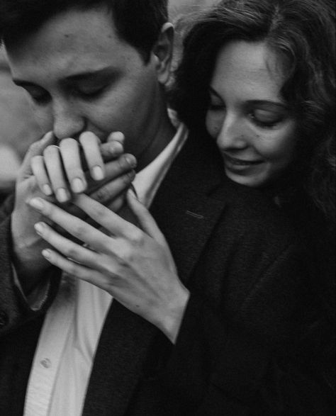 Boyfriend Kissing Hand, Hand Engagement Photos, Old Town Couple Photoshoot, Fall Engagement Photo Inspiration, Downtown Photoshoot Couple, Black And White Couple Photos, City Couples Photography, Love Story Photoshoot, Couple Engagement Pictures