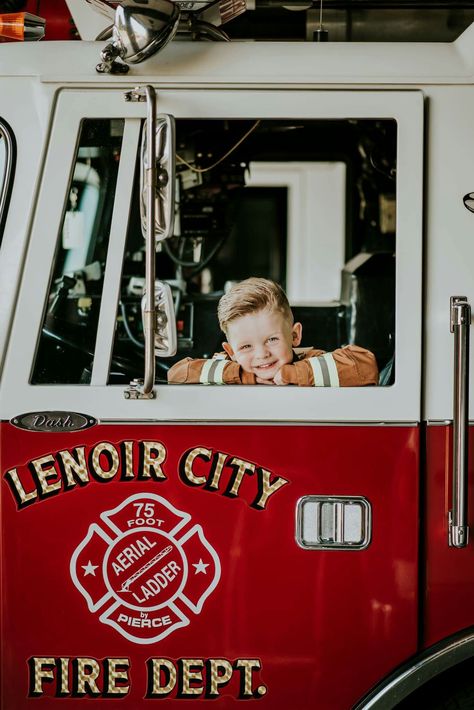 Happy little fireman!! Firefighter Headshots, Firefighter Family Pictures, Fire Truck Photoshoot, Fireman Photoshoot, Firefighter Photoshoot, Fireman Photography, Firefighter Pregnancy Announcement, Fireman Kids, Firefighter Images