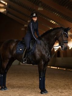 Navy Horse Riding Outfit, Navy Blue Horse Tack, Equestrian Stockholm Saddle Pad, Equestrian Aesthetic Outfit, Rich Equestrian Aesthetic, Wellington Equestrian, Horse Riding Aesthetic, Equestrian Dressage, Horseback Riding Outfits