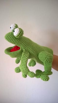 Lovely crocheted frog hand puppet by Naschoener on Etsy Frog Puppet, Animal Hand Puppets, Felt Puppets, Glove Puppets, Puppets Diy, Puppet Patterns, Puppet Crafts, Crochet Frog, Hand Puppets