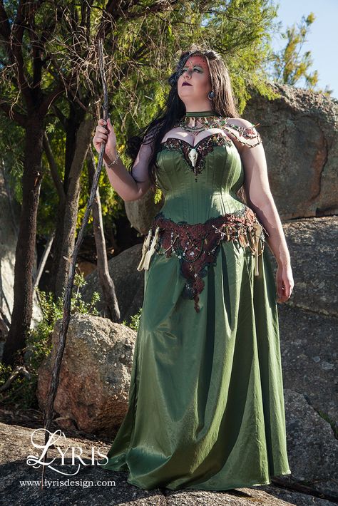 Female Druid Cosplay, Druid Costume Female, Ren Faire Druid, Celtic Druid Aesthetic, Nature Witch Costume, Druid Aesthetic Clothing, Druid Fashion, Druid Dress, Larp Costume Female