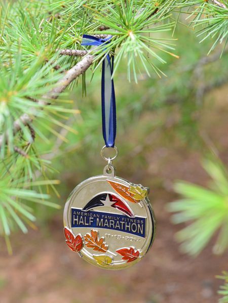 Turning race medals into Christmas ornaments is so easy! Full details here Making Medals Craft, Track And Field Medals, Race Medal Ornaments, Race Medal Design, Marathon Medal, Sports Medals, Race Medal, Running Medals, Medal Display