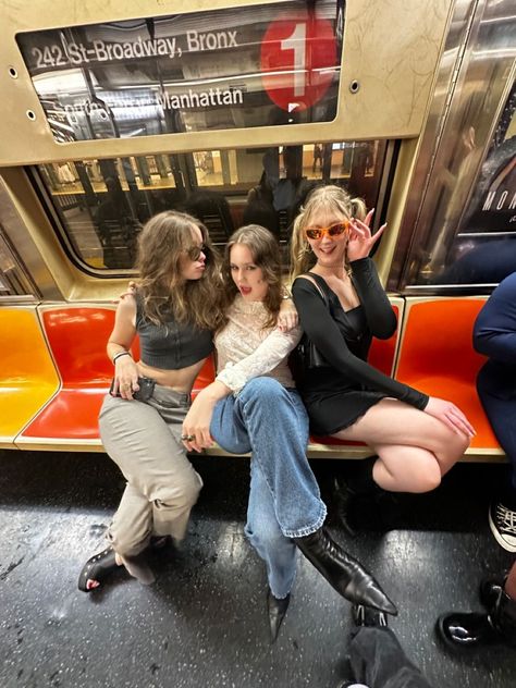 New York City Party Aesthetic, Subway Outfit Aesthetic, Nyc Going Out Outfit Night Fall, Nyc Girls Trip Aesthetic, New York Summer Fits, Nyc Birthday Aesthetic, Nyc Internship Aesthetic, Nyc Club Aesthetic, Go Out Aesthetic