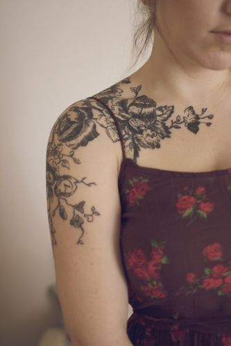 Pretty Girl Shoulder Tattoos, Astronaut Tattoo, Maori Tattoos, Bone Tattoos, Muster Tattoos, Floral Tattoo Sleeve, Flower Tattoo Sleeve, Tattoo Designs For Girls, Collar Bone Tattoo