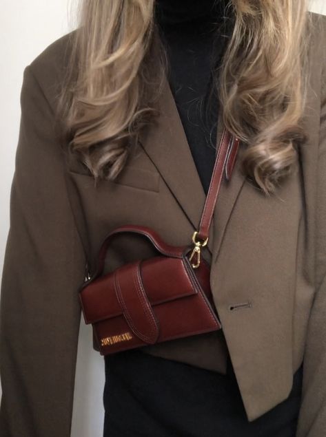 Jacquemus Bag Brown, Brown Jacquemus Bag, Jacquemus Bag Street Style, Jacquemus Bag Outfit, Paris Morning, Burgundy Outfit, Jacquemus Bag, Street Style Bags, Beige Outfit