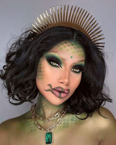 Green Snake Shade Green Makeup Looks Snake Makeup Look, Reptile Makeup, Green Hair Character, Green Makeup Looks, Snake Makeup, Green Makeup Look, Medusa Halloween Costume, Medusa Makeup, Snake Costume