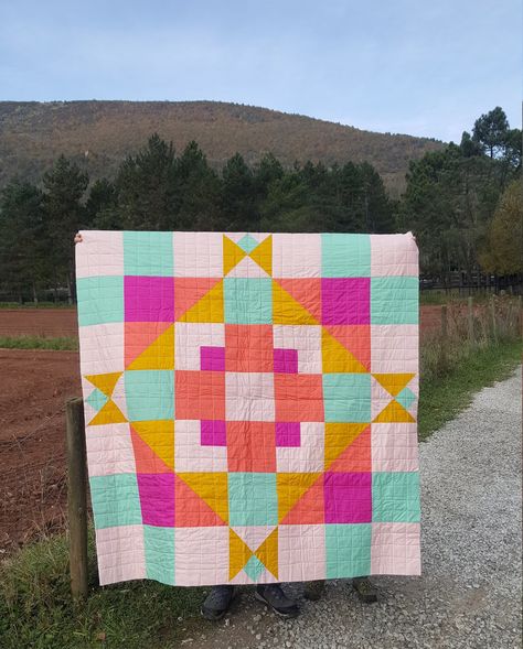 Sunrise Quilt, Throw Quilt Size, Quilt Beginner, Mini Patchwork, Modern Quilting Designs, Big Block Quilts, Beginner Quilt, Hanging Quilts, Quilt Modernen