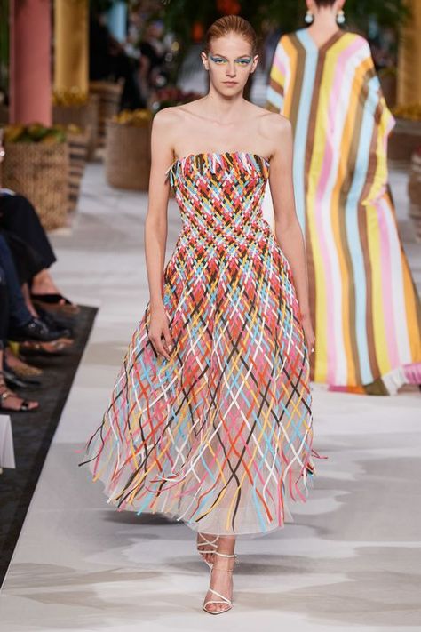 Inspiration from the Runway: Spring/Summer 2020 Edition Oscar De La Renta Spring Formal Dresses, Vogue Vintage, Textil Design, Couture Mode, Fashion Weeks, Mode Inspo, Emilio Pucci, Fashion 2020, Vogue Paris