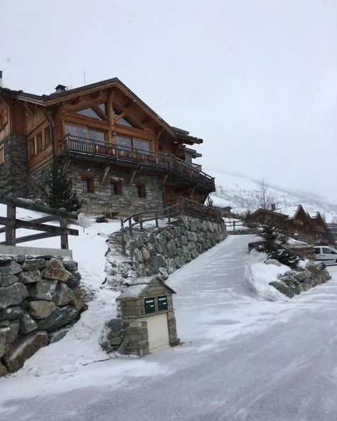 Switzerland House, Lodge Aesthetic, Winter Chalet, Snowy Cabin, Cabin Aesthetic, Mountain Chalet, Ski House, Popular Christmas Gifts, Luxury Ski