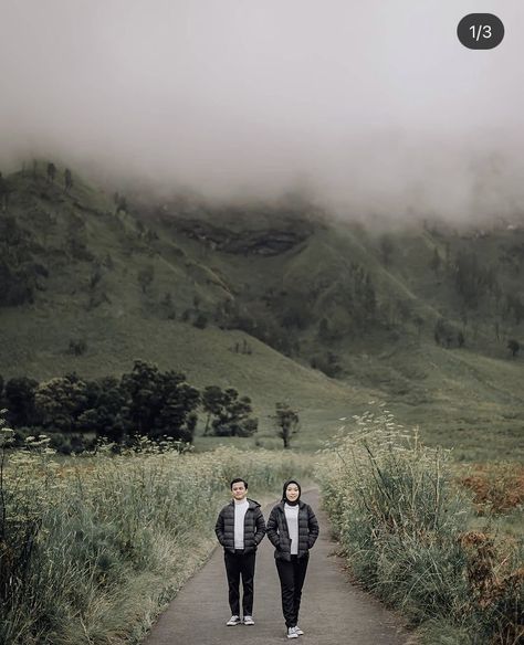 Prewedding Bromo, Mountain Photo Ideas, Pose Prewedding, Pose Couple, Prewedding Ideas, Prewedding Photo, Prewedding Outdoor, Pre Wedding Photoshoot Outfit, Foto Wedding