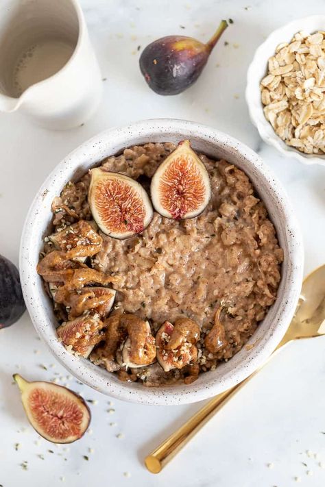 This is the best easy breakfast ever - almond butter fig oatmeal! Healthy and simple, this recipe comes together in minutes and is vegan and gluten-free. Great way to use up your fresh figs. Fig On Toast, Autumnal Breakfast, Fig Oatmeal, Creative Breakfast Recipes, Porridge Toppings, Almond Butter Oatmeal, Fig Butter, Vegan High Protein, Autumn Breakfast