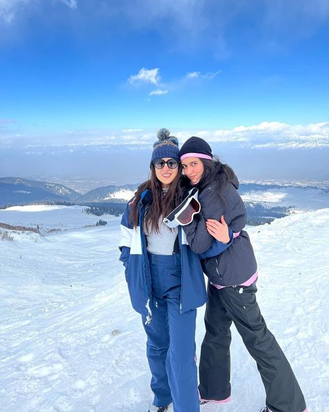 Summer Mountain Vacation Outfits, Switzerland Outfits, Cousins Trip, Kashmir Trip, Winter Vacation Outfits, Kashmir Tour, Travel Pose, Seoul Travel, Hiking Mountains